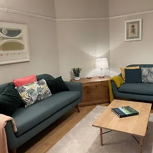 Holiday home No 12 - Stylish & Homely 3 Bed With Parking Close To Centre, Bath