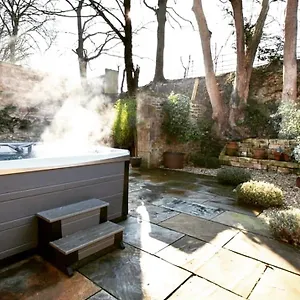 Apartment The Little Barn @ With Large Hot Tub, Bath